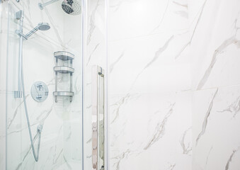 Douche moderne toute en marbre avec robinetterie chromée argenté avec petite vitre devant