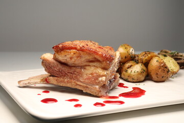 Costillas de Borrego o cordero en cocción lenta confitado y crocante en la grasa