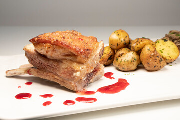 Costillas de Borrego o cordero en cocción lenta confitado y crocante en la grasa