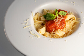 Tagliatelles con salsa madre de tomates y albahaca, pasta artesanal hecha en casa