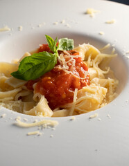 Tagliatelles con salsa madre de tomates y albahaca, pasta artesanal hecha en casa