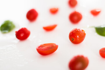 Naklejka na ściany i meble Tomates Cherry rojos, orgánicos y cultivados en Quito, Ecuador