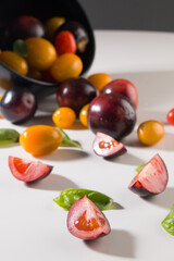 Tomates negros y de colores, cultivados en huerto de casa de manera orgánica