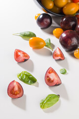 Bowl de tomates coloridos, orgánicos y cultivados en casa
