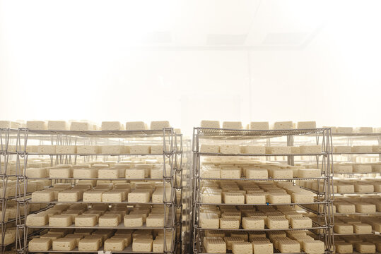 Storage of fresh cheese on racks