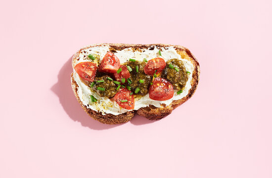 Toast with Ricotta Cheese, Tomatoes and Pesto