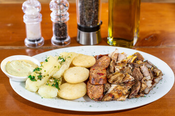 Parrilla mixta (res, pollo y chorizo)