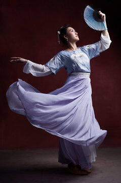 Chinese girls are dancing, wearing traditional Chinese dance costumes