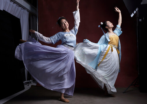 Chinese girls are dancing, wearing traditional Chinese dance costumes