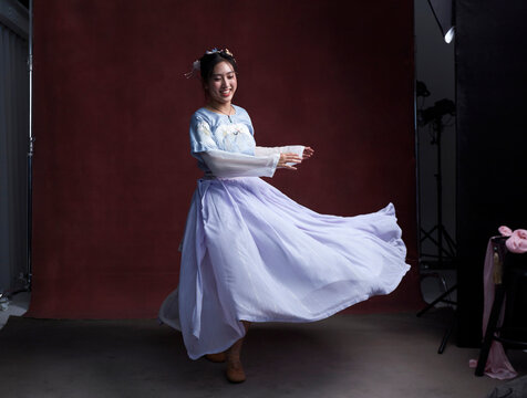 Chinese girls are dancing, wearing traditional Chinese dance costumes