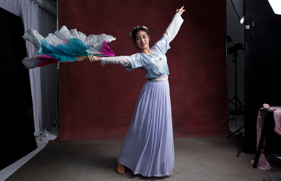 Chinese girls are dancing, wearing traditional Chinese dance costumes