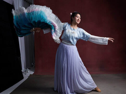 Chinese girls are dancing, wearing traditional Chinese dance costumes