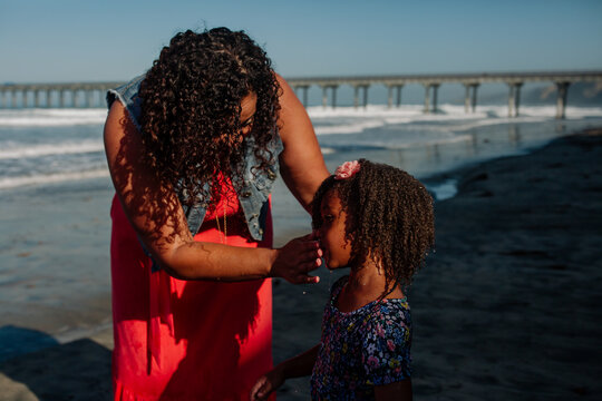 Mother helps daughter soaked by wave