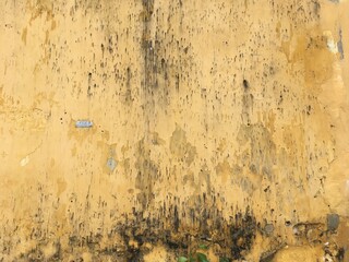 壁　建物　黄色　汚れ　歴史