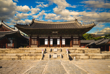 Obraz premium Myeongjeongjeon, main hall of Changgyeonggung in seoul, south korea. Translation: Myeongjeongjeon