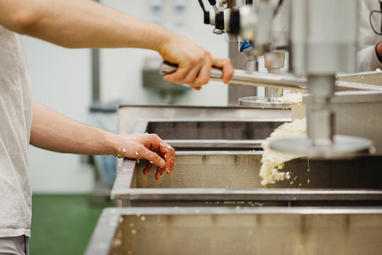 the making of halloumi grill cheese