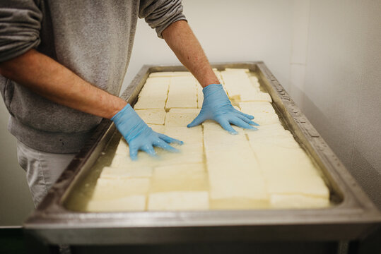 the making of halloumi grill cheese