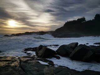 Atardecer en playa peligrosa