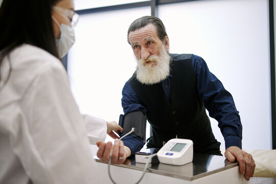 Client measuring blood pulse by modern equipment 