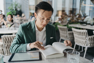 Man studing in the cafe