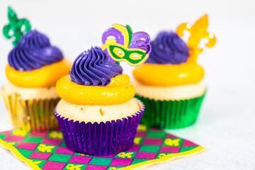 Mardi Gras cupcakes © arinahabich