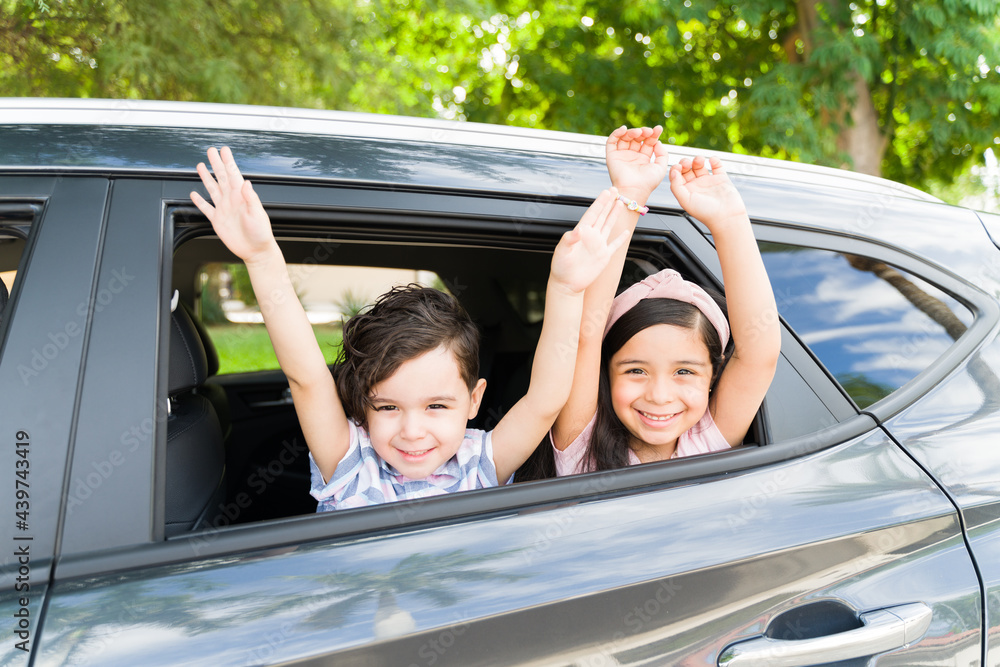 Poster Portrait of young siblings joking in the car