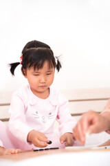 Naklejka premium Cute girl learning to play go