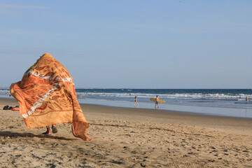 Vendedor de telas en la playa