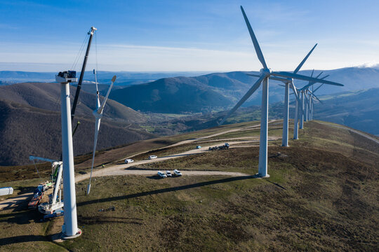 Maintenance on a windfarm 