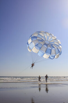 Parasailing en Monta&ntilde;ita, Ecuador