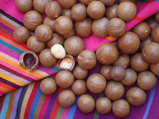 Nueces de macadamia sobre lienzo colorido 05