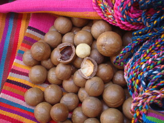 Hilos multicolores y nueces de macadamia 4