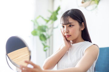 若いうちからスキンケアに努める女性