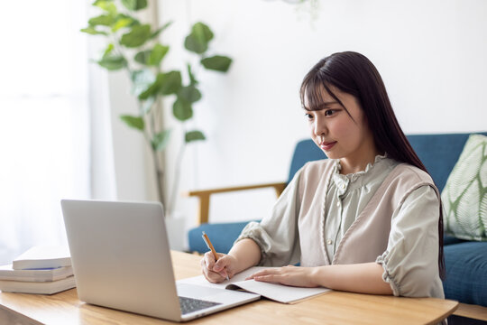 オンライン授業を受ける女子大学生