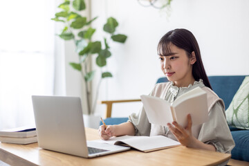 オンライン授業を受ける女子大学生