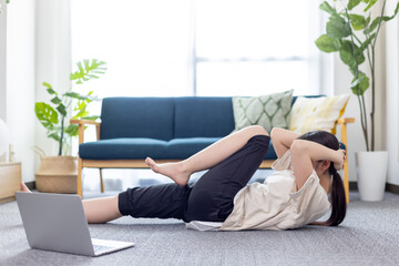 リモートでヨガレッスンを受ける女子大生