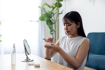 若いうちからスキンケアに努める女性