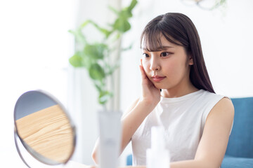 若いうちからスキンケアに努める女性