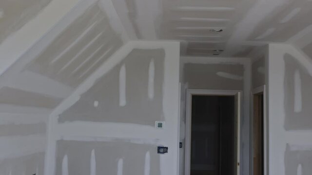 Laid plastering gypsum on the walls and ceiling of a newly built house to drywall seams