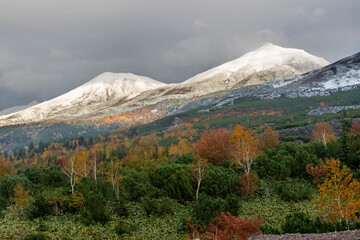 【北海道】十勝岳連峰の紅葉と雪景色