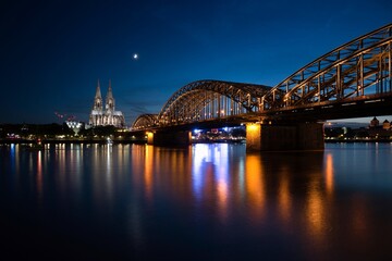 Kölner Dom mit Hohenzollernbrücke bei Mondnacht