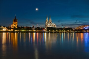 Fototapeta premium Rheinpromenade bei Nacht