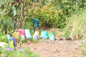 庭の沢山のカラフルな小さな植木鉢たち。Lots of colorful flowerpots in the garden.