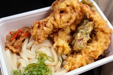 日本のファストフード店の天ぷらうどんのクローズアップ