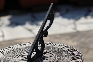 庭のインテリアの日時計。Sundial in the garden interior.