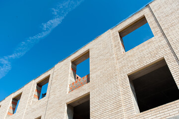 Obraz premium a brown brick wall against a blue sky