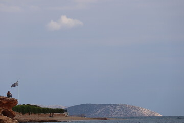 Fototapeta premium Costa greca con bandiera