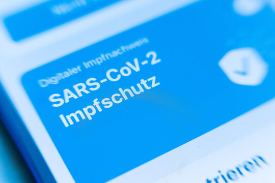 Eingetragener Digitaler Impfnachweis in der Cornona Warn App auf dem Display eines Handys