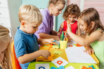 Preschool children learn english alphabet using cards - obrazy, fototapety, plakaty