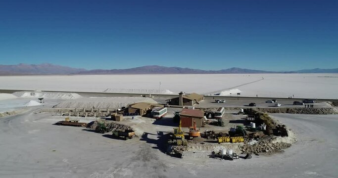 Sobrevolando las instalaciones de salinas grandes en jujuy argentina 